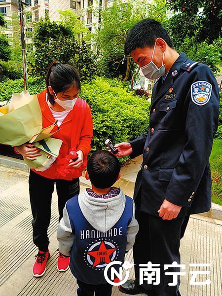 终于盼到妈妈吴美姫回家，5岁的林家瑜将两个小玩偶分别送给爸爸妈妈。记者 叶祯 摄