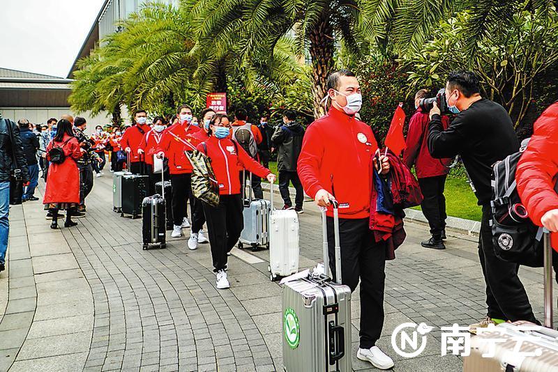 首批返回的广西援鄂医疗队员结束隔离休整，走出定点隔离酒店。记者 叶子榕 摄