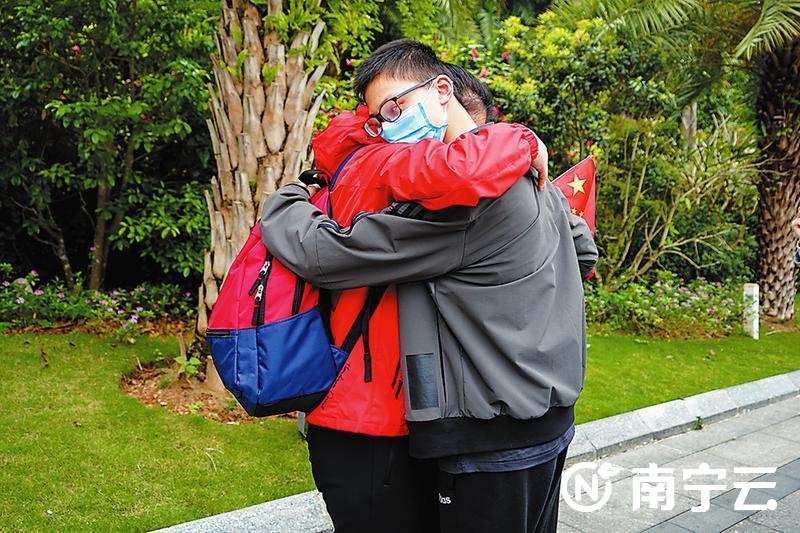  医疗队员走出酒店后与家人幸福相拥。记者 叶子榕 摄