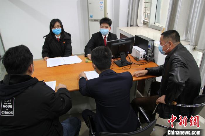 图为柳北法院法官调解申请人和被执行人。　韦林汕　摄