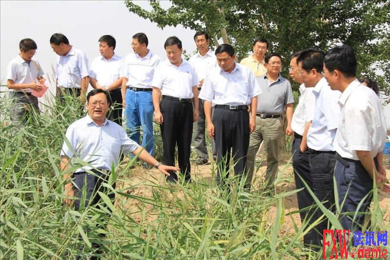 国家“十一五”防沙治沙目标责任期末综合考核组来民勤检查考核