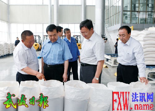 2014-6-4省委书记、省人大常委会主任王三运在荣华集团公司生产车间调研