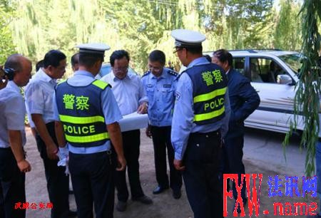 2015-8月21日下午，市委书记火荣贵，市委常委、政法委书记杨得中，在民勤县委书记费生云陪同下，深入民勤县公安局交警大队指挥中心、车管所办证大厅对交警大队近期重点工作开展情况进行督导检查