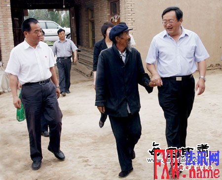 火荣贵慰问黄花滩乡新西村老党员杨怀德