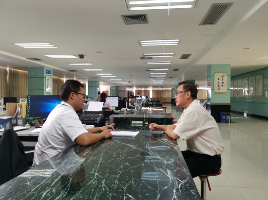 杨华在南宁市高层次人才“一站式”服务中心咨询相关事宜。新浪广西 黄媛/摄